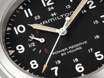 Hamilton Khaki Field Mechanical Power Reserve Handaufzug Edelstahl 40mm schwarzes Zifferblatt Metallband – Herrenuhren Uhr ohne Datum aus Edelstahl. Das Gehäuse ist rund und silber. Das Edelstahlarmband ist silber. Das Zifferblatt ist arabisch und schwarz. – Ansicht 2