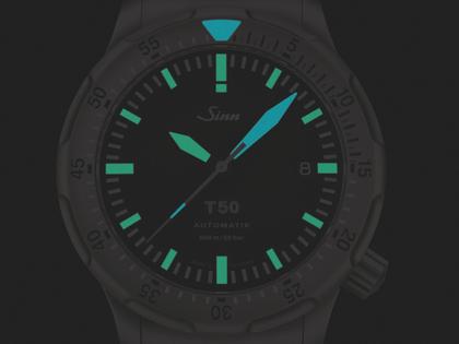 Sinn Spezialuhren T50 Taucheruhr Automatik Titan 41mm schwarzes Zifferblatt schwarz Silikonband – Herrenuhren Uhr mit Datum aus Kautschuk und Titan. Das Gehäuse ist rund und grau. Das Kautschuk / Kunststoff / Silikon Armband ist schwarz. Das Zifferblatt ist ein Index in schwarz. – Ansicht 4