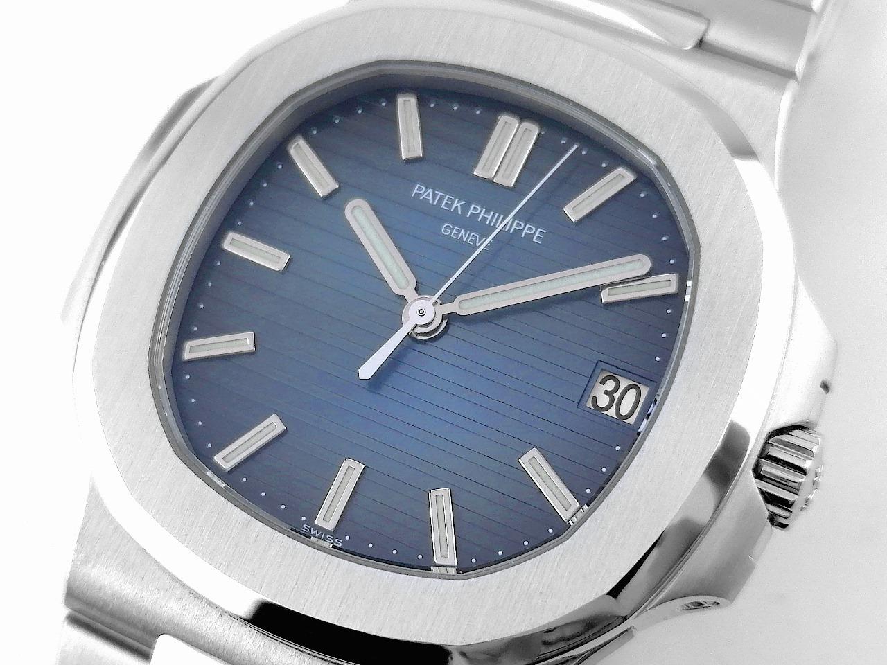 Juwelier Roller Patek Philippe Nautilus Automatik Edelstahl 40mm Metallband 5711/1A-010 Full Set mit Garantie Occasion Refurbished – Herrenuhren Uhr mit Datum aus Edelstahl. Das Gehäuse ist quadratisch und silber. Das Edelstahlarmband ist silber. Das Zifferblatt ist ein Index in blau. – Ansicht 5