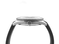 Glashütte Original SeaQ Automatik Edelstahl 40mm schwarzes Zifferblatt schwarzes Kautschukband 1-39-11-06-80-33 Full Set Occasion Neu – Herrenuhren Uhr mit Datum aus Edelstahl und Keramik. Das Gehäuse ist rund und silber. Das Kautschuk / Kunststoff / Silikon Armband ist schwarz. Das Zifferblatt ist arabisch Index und schwarz. – Ansicht 3