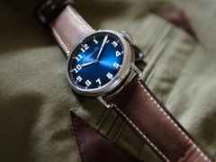 H. Moser & Cie. Heritage Centre Seconds Funky Blue Automatik Edelstahl 42mm blaues Zifferblatt braunes Lederband – Herrenuhren Uhr ohne Datum aus Edelstahl. Das Gehäuse ist rund und silber. Das Lederarmband ist braun. Das Zifferblatt ist arabisch und blau. – Ansicht 6