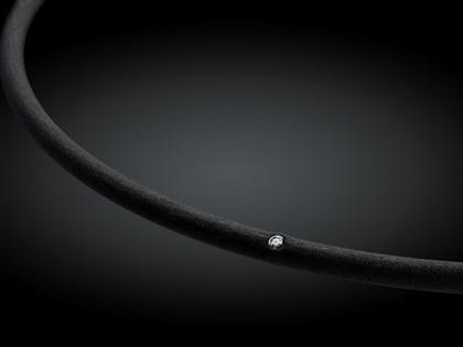 André Ribeiro Halsreif Kautschuk mit Brillant 0,02 – Halsschmuck Collier aus 750 Weißgold, Edelstahl, Kautschuk und und .