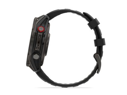 Garmin fenix 8 Pro 47mm AMOLED faserverstärktes Polymer und Titan DLC-Carbongrau digitales Zifferblatt schwarzes Silikonband – Herrenuhren Uhr Multifunktion aus DLC beschichtet, Kunststoff und Titan. Das Gehäuse ist rund und grau. Das Kautschuk / Kunststoff / Silikon Armband ist schwarz. Das Zifferblatt ist digital und schwarz. – Ansicht 4