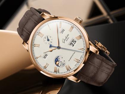 Glashütte Original Senator Excellence Ewiger Kalender Automatik Rotgold 42mm silbernes Zifferblatt braunes Lederband – Herrenuhren Uhr mit Kalender aus 750 Rotgold. Das Gehäuse ist rund und roségold. Das Lederarmband Kroko / Alligator ist braun. Das Zifferblatt ist römisch und silber. – Ansicht 6