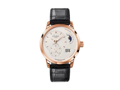 Glashütte Original PanoMaticLunar Automatik Rotgold 40mm silbernes Zifferblatt schwarzes Lederband mit Dornschließe – Herrenuhren Uhr mit Datum aus 750 Rotgold. Das Gehäuse ist rund und roségold. Das Lederarmband Kroko / Alligator ist schwarz. Das Zifferblatt ist ein Index in silber.