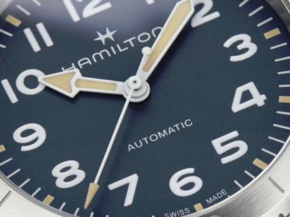 Hamilton Khaki Field Expedition Automatik Edelstahl 37mm dunkelblaues Zifferblatt braunes Lederband – Herrenuhren Uhr ohne Datum aus Edelstahl und Leder. Das Gehäuse ist rund und silber. Das Edelstahlarmband ist braun. Das Zifferblatt ist arabisch und blau. – Ansicht 4