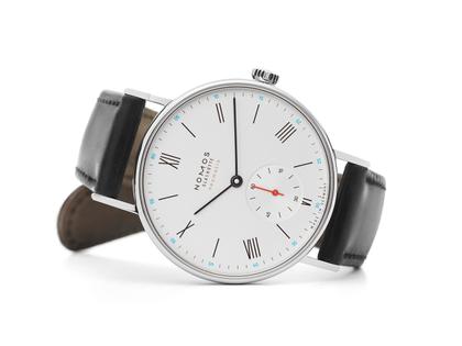 Nomos Glashütte Ludwig neomatik 36 Automatik Edelstahl weißes Zifferblatt schwarzes Lederband – Damenuhren Uhr ohne Datum aus Edelstahl. Das Gehäuse ist rund und silber. Das Lederarmband ist schwarz. Das Zifferblatt ist römisch Index und weiß. – Ansicht 3
