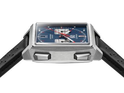 TAG Heuer Monaco Chronograph Automatik Titan 39mm blaues Zifferblatt schwarzes Lederband – Herrenuhren Chronograph aus Titan. Das Gehäuse ist quadratisch und grau. Das Lederarmband ist schwarz. Das Zifferblatt ist ein Index in blau. – Ansicht 3