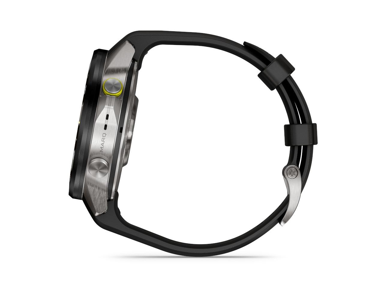 Garmin MARQ Athlete Gen 3 Titan 47mm digitales Display schwarzes Kautschukband – Herrenuhren Uhr Multifunktion aus Kautschuk, Keramik und Titan. Das Gehäuse ist rund und grau. Das Kautschuk / Kunststoff / Silikon Armband ist schwarz. Der Zifferblatt ist digital. – Ansicht 3
