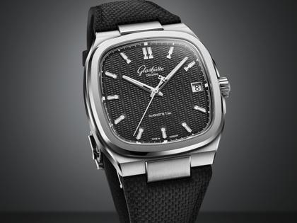 Glashütte Original Seventies Vintage Kollektion Vinyl Record Limited Edition Automatik Edelstahl 39x39mm schwarzes Zifferblatt Metallband und schwarzes Kautschukband – Herrenuhren Uhr mit Datum aus 750 Weißgold, Edelstahl und Kautschuk. Das Gehäuse ist quadratisch und silber. Das Edelstahlarmband ist silber. Das Zifferblatt ist ein Index in schwarz. – Ansicht 7