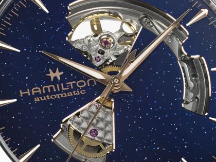 Hamilton Jazzmaster Open Heart Automatik Edelstahl 42mm blaues Zifferblatt blaues Lederband – Herrenuhren Uhr ohne Datum aus Edelstahl. Das Gehäuse ist rund und silber. Das Lederarmband ist blau. Das Zifferblatt ist ein Index in blau. – Ansicht 4