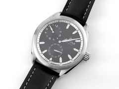 Juwelier Roller Alpiner Regulateur Automatik Edelstahl 45mm schwarz AL-650BBS5E6 Full Set mit Garantie Occasion Neu – Herrenuhren Uhr ohne Datum aus Edelstahl. Das Gehäuse ist rund und silber. Das Lederarmband ist schwarz. Das Zifferblatt ist arabisch Index und schwarz. – Ansicht 4