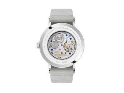 Nomos Glashütte Tangente 38 Datum "175 Years Watchmaking - Chili" Handaufzug Edelstahl pinkes Zifferblatt graues Textilband Glasboden – Herrenuhren Uhr mit Datum aus Edelstahl. Das Gehäuse ist rund und silber. Das Textilarmband ist grau. Das Zifferblatt ist arabisch Index und pink. – Ansicht 2