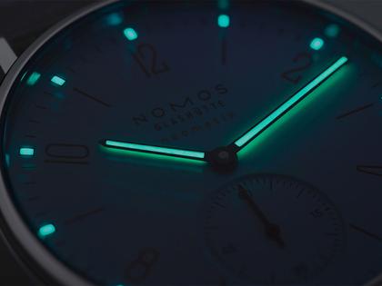 Nomos Glashütte Ahoi neomatik Signalweiß Automatik Edelstahl 36mm weißes Zifferblatt graues Textilband – Damenuhren Uhr ohne Datum aus Edelstahl. Das Gehäuse ist rund und silber. Das Textilarmband ist grau. Das Zifferblatt ist arabisch Index und weiß. – Ansicht 5