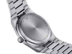 Tissot PRX Quarz Edelstahl 35mm blaues Zifferblatt Metallband – Damenuhren Uhr mit Datum aus Edelstahl. Das Gehäuse ist rund und silber. Das Edelstahlarmband ist silber. Das Zifferblatt ist ein Index in blau. – Ansicht 5