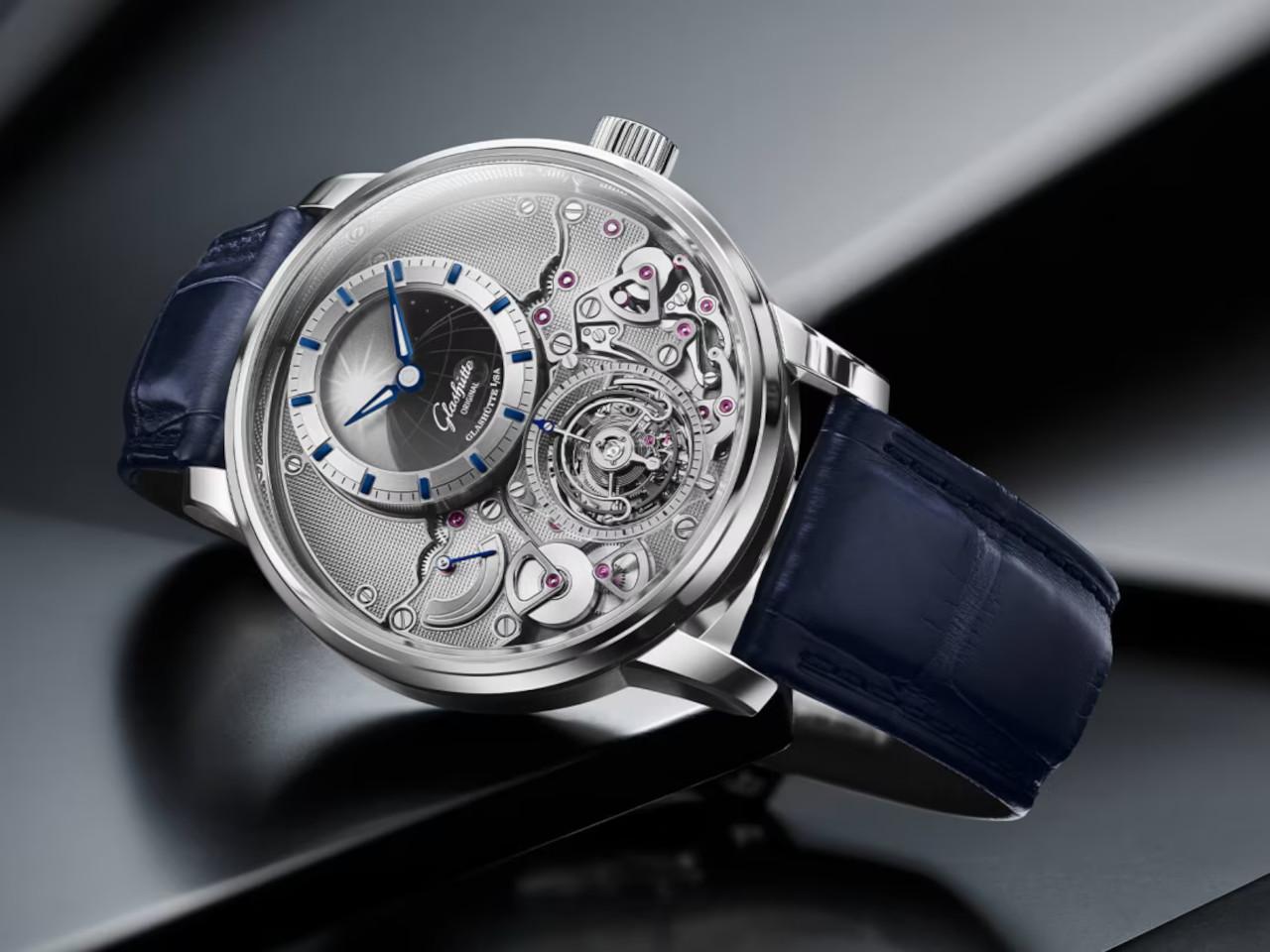 Glashütte Original Senator Chronometer Tourbillon Handaufzug Platin 42mm anthrazitfarbenes Zifferblatt blaues Lederband Limitierte Edition – Herrenuhren Uhr ohne Datum aus 950 Platin. Das Gehäuse ist rund und silber. Das Lederarmband Kroko / Alligator ist blau. Das Zifferblatt ist ein Index in grau. – Ansicht 2