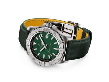 Breitling Avenger Automatik 42 Edelstahl grünes Zifferblatt dunkelgrünes Lederband – Herrenuhren Uhr mit Datum aus Edelstahl und Leder. Das Gehäuse ist rund und silber. Das Lederarmband ist grün. Das Zifferblatt ist ein Index in grün. – Ansicht 3