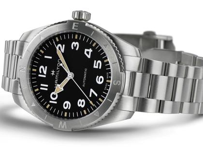 Hamilton Khaki Field Expedition Automatik Edelstahl 41mm schwarzes Zifferblatt Metallband – Herrenuhren Uhr ohne Datum aus Edelstahl. Das Gehäuse ist rund und silber. Das Edelstahlarmband ist silber. Das Zifferblatt ist arabisch und schwarz. – Ansicht 2