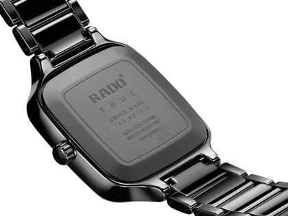 Rado True Square Automatic Keramik schwarz 38mm Keramikband schwarz – Damenuhren Uhr mit Datum aus Keramik und Titan. Das Gehäuse ist quadratisch und schwarz. Das Keramikarmband ist schwarz. Das Zifferblatt ist ein Index in schwarz. – Ansicht 4