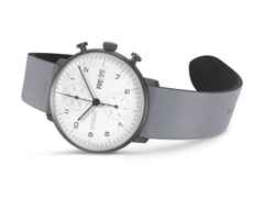 Junghans Max Bill Chronoscope Automatik Edelstahl PVD-Schwarz 40mm weißes Zifferblatt graues Lederband – Herrenuhren Uhr mit Datum aus Edelstahl und PVD beschichtet. Das Gehäuse ist rund und grau. Das Lederarmband ist grau. Das Zifferblatt ist arabisch und weiß. – Ansicht 4