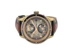 Montblanc 1858 Automatic Geosphere Limited Edition "Wüste Gobi" Bronze 42mm Lederband MB128504 Full Set Occasion – Herrenuhren Uhr mit Datum aus Bronze, Keramik und Titan. Das Gehäuse ist rund und bronze. Das Lederarmband ist braun. Das Zifferblatt ist arabisch Index und braun.