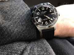 Glashütte Original SeaQ Panoramadatum Automatik Edelstahl 43mm schwarzes Zifferblatt schwarzes Kautschukband – Herrenuhren Uhr mit Datum aus Edelstahl. Das Gehäuse ist rund und silber. Das Kautschuk / Kunststoff / Silikon Armband ist schwarz. Das Zifferblatt ist arabisch Index und schwarz. – Ansicht 4