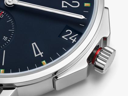 Nomos Glashütte Ahoi neomatik 38 Datum Atlantik Automatik Edelstahl dunkelblaues Zifferblatt dunkelblaues Textilband Glasboden – Herrenuhren Uhr mit Datum aus Edelstahl. Das Gehäuse ist rund und silber. Das Textilarmband ist blau. Das Zifferblatt ist arabisch Index und blau. – Ansicht 7