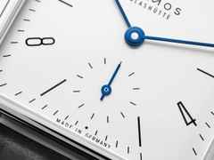 Nomos Glashütte Tetra 27 Weiss Handaufzug Edelstahl 27mm weißes Zifferblatt schwarzes Lederband Stahlboden – Damenuhren Uhr ohne Datum aus Edelstahl und Leder. Das Gehäuse ist quadratisch und silber. Das Lederarmband ist schwarz. Das Zifferblatt ist arabisch Index und weiß. – Ansicht 3