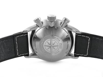 Junghans Meister Pilot Chronoscope Automatik Edelstahl 43mm schwarzes Zifferblatt schwarzes Lederband 27/3590.00 Full Set Occasion – Herrenuhren Chronograph aus Edelstahl. Das Gehäuse ist rund und silber. Das Lederarmband ist schwarz. Das Zifferblatt ist arabisch Index und schwarz. – Ansicht 2