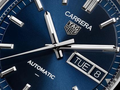 TAG Heuer Carrera Day-Date Automatik Edelstahl 41mm blaues Zifferblatt Metallband – Herrenuhren Uhr mit Datum aus Edelstahl. Das Gehäuse ist rund und silber. Das Edelstahlarmband ist silber. Das Zifferblatt ist ein Index in blau. – Ansicht 4
