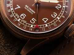 Oris Big Crown Pointer Date Automatik Bronze 40mm braunes Zifferblatt braunes Lederband – Herrenuhren Uhr mit Datum aus Bronze und Edelstahl. Das Gehäuse ist rund und roségold. Das Lederarmband ist braun. Das Zifferblatt ist arabisch und braun. – Ansicht 5