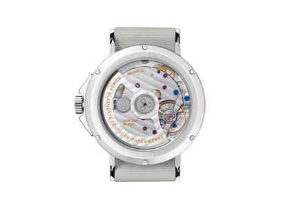 Nomos Glashütte Ahoi neomatik Signalrot Automatik Edelstahl 36mm rotes Zifferblatt graues Textilband – Damenuhren Uhr ohne Datum aus Edelstahl. Das Gehäuse ist rund und silber. Das Textilarmband ist grau. Das Zifferblatt ist arabisch Index und rot. – Ansicht 3