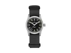 Hamilton Khaki Field Quartz Edelstahl 33mm schwarzes Zifferblatt schwarzes NATO-Textilband – Damenuhren Uhr ohne Datum aus Edelstahl. Das Gehäuse ist rund und grau. Das Textilarmband ist schwarz. Das Zifferblatt ist ein Index in schwarz.