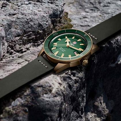 Rado Captain Cook Bronze grün Lederband – Herrenuhren Uhr mit Datum aus Bronze und Keramik. Das Gehäuse ist rund und roségold. Das Lederarmband ist grün. Das Zifferblatt ist ein Index in grün. – Ansicht 4