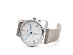 Nomos Glashütte Ludwig 33 Handaufzug Edelstahl weißes Zifferblatt braunes Lederband Glasboden – Damenuhren Uhr ohne Datum aus Edelstahl und Leder. Das Gehäuse ist rund und silber. Das Lederarmband ist beige. Das Zifferblatt ist römisch Index und weiß. – Ansicht 3