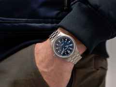 Hamilton Khaki Field Titanium Auto Titan 42mm blaues Zifferblatt Metallband – Herrenuhren Uhr ohne Datum aus Titan. Das Gehäuse ist rund und silber. Das Titanarmband ist silber. Das Zifferblatt ist arabisch und blau. – Ansicht 6