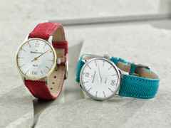 MeisterSinger Yaara Quarz Edelstahl 36mm silbernes Zifferblatt rotes Textilband – Damenuhren Uhr ohne Datum aus Edelstahl und PVD beschichtet. Das Gehäuse ist rund und silber. Das Textilarmband ist rot. Das Zifferblatt ist arabisch Index und silber. – Ansicht 3