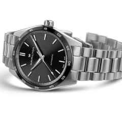 Hamilton Jazzmaster Performer Auto Edelstahl 38mm schwarzes Zifferblatt Metallband – Herrenuhren Uhr ohne Datum aus Edelstahl und Leder. Das Gehäuse ist rund und silber. Das Edelstahlarmband ist silber. Das Zifferblatt ist ein Index in schwarz. – Ansicht 3