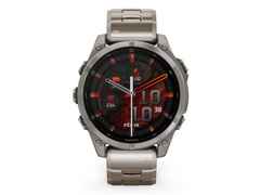 Garmin fenix 8 47mm AMOLED faserverstärktes Polymer Titan Titanband – Herrenuhren Uhr Multifunktion aus Titan. Das Gehäuse ist rund und grau. Das Titanarmband ist grau. Das Zifferblatt ist digital und schwarz.