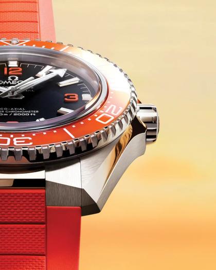 Omega Seamaster Planet Ocean 600M Automatik Edelstahl 42mm schwarzes Zifferblatt orange Keramiklünette oranges Kautschukband – Herrenuhren Uhr ohne Datum aus Edelstahl und Keramik. Das Gehäuse ist rund und silber. Das Kautschuk / Kunststoff / Silikon Armband ist orange. Das Zifferblatt ist arabisch Index und schwarz. – Ansicht 5