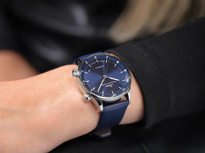 Sinn Spezialuhren 6033 B Frankfurter Finanzplatzuhr Limited Edition Automatik Edelstahl 34mm blaues Zifferblatt Metallband – Herrenuhren Uhr mit Datum aus Edelstahl. Das Gehäuse ist rund und silber. Das Edelstahlarmband ist silber. Das Zifferblatt ist arabisch Index und blau. – Ansicht 9