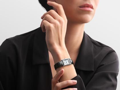 Longines DolceVita   Mini Quarz Edelstahl 22x29mm silbernes Zifferblatt schwarzes Lederband – Damenuhren Uhr ohne Datum aus Edelstahl und Leder. Das Gehäuse ist rechteckig und silber. Das Lederarmband Kroko / Alligator ist schwarz. Das Zifferblatt ist römisch und weiß. – Ansicht 5