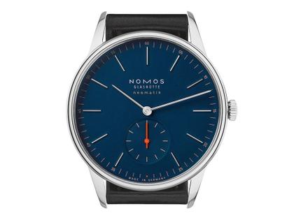 Nomos Glashütte Orion neomatik 39 Nachtblau Automatik Edelstahl 39mm blaues Zifferblatt schwarzes Lederband – Herrenuhren Uhr ohne Datum aus Edelstahl. Das Gehäuse ist rund und silber. Das Lederarmband ist schwarz. Das Zifferblatt ist ein Index in blau. – Ansicht 2