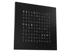 Qlocktwo Earth 45 Black Pepper Monochrome Edition – Großuhren Wanduhr aus . Das Gehäuse ist quadratisch und schwarz. Das Zifferblatt ist digital und schwarz.
