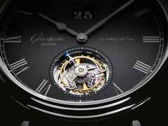 Glashütte Original Senator Tourbillon Automatik Weißgold 42mm schwarzes Zifferblatt graues Lederband – Herrenuhren Uhr mit Datum aus 750 Weißgold. Das Gehäuse ist rund und silber. Das Lederarmband Kroko / Alligator ist grau. Das Zifferblatt ist römisch und grau. – Ansicht 4
