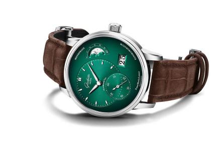Glashütte Original PanoMaticLunar Automatik Edelstahl 40mm grünes Zifferblatt braunes Lederband – Herrenuhren Uhr mit Datum aus Edelstahl. Das Gehäuse ist rund und silber. Das Lederarmband Kroko / Alligator ist braun. Das Zifferblatt ist ein Index in grün. – Ansicht 6