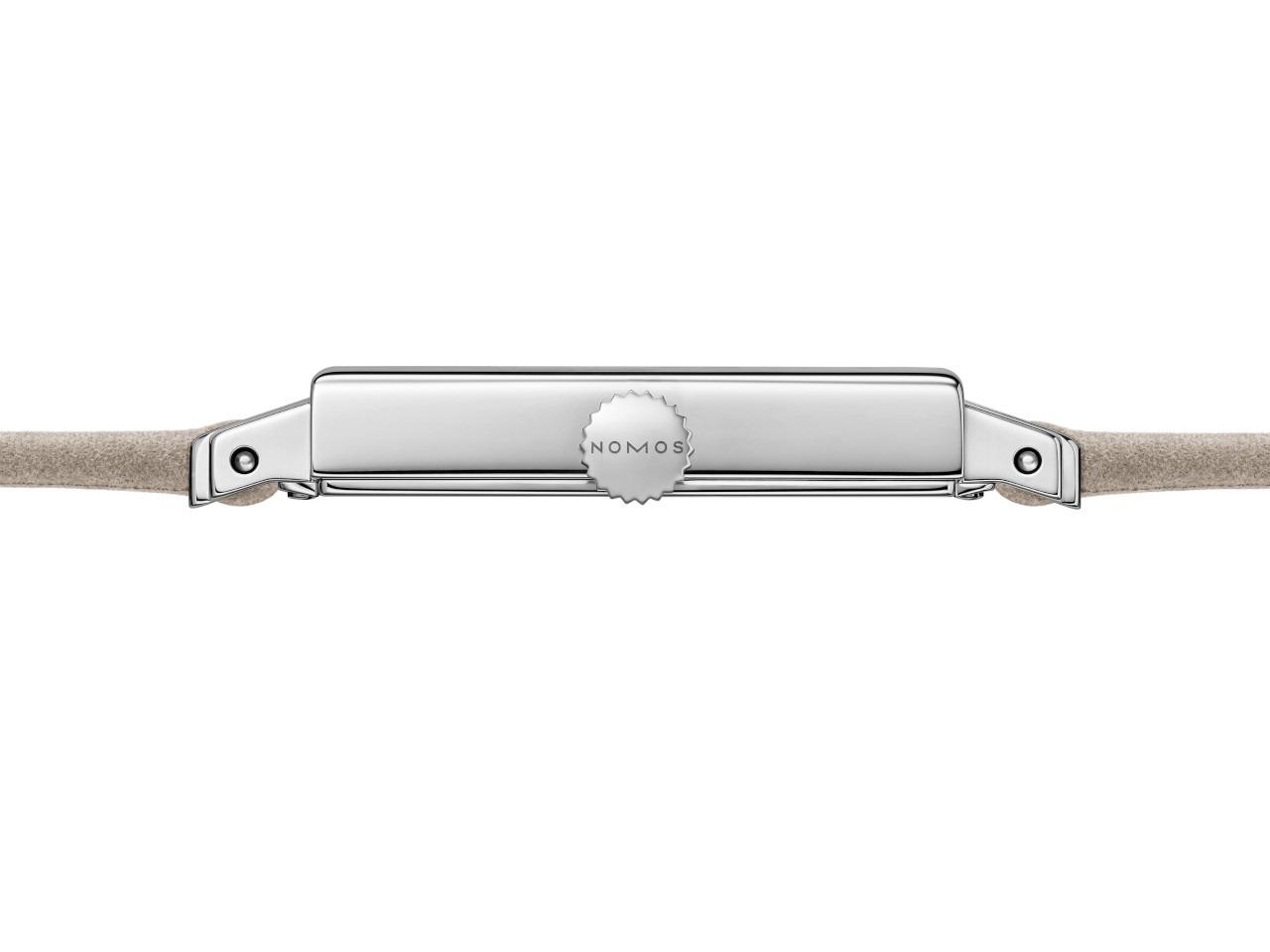 Nomos Glashütte Tetra Origins Terra Handaufzug Edelstahl 29,5mm rotes Zifferblatt graues Lederband Stahlboden – Damenuhren Uhr ohne Datum aus Edelstahl und Leder. Das Gehäuse ist quadratisch und silber. Das Lederarmband ist grau. Das Zifferblatt ist arabisch Index und rot. – Ansicht 7
