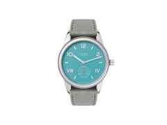 Nomos Glashütte Club Campus 38 Endless Blue Handaufzug Edelstahl blaues Zifferblatt graues Lederband Glasboden – Herrenuhren Uhr ohne Datum aus Edelstahl und Leder. Das Gehäuse ist rund und silber. Das Lederarmband ist grau. Das Zifferblatt ist arabisch römisch und türkis.