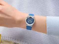 Swatch Irony Lady Blossom Time Blue Petal Promise Quarz Edelstahl 33mm blaues Zifferblatt blaues Lederband – Damenuhren Uhr ohne Datum aus Edelstahl und Leder. Das Gehäuse ist rund und silber. Das Lederarmband ist blau. Das Zifferblatt ist ohne Zeichen und blau. – Ansicht 4