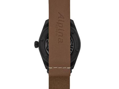 Alpina Startimer Pilot Automatik Edelstahl Schwarz-PVD 40mm schwarzes Zifferblatt braunes Lederband – Herrenuhren Uhr mit Datum aus Edelstahl und PVD beschichtet. Das Gehäuse ist rund und schwarz. Das Lederarmband ist braun. Das Zifferblatt ist arabisch Index und schwarz. – Ansicht 3
